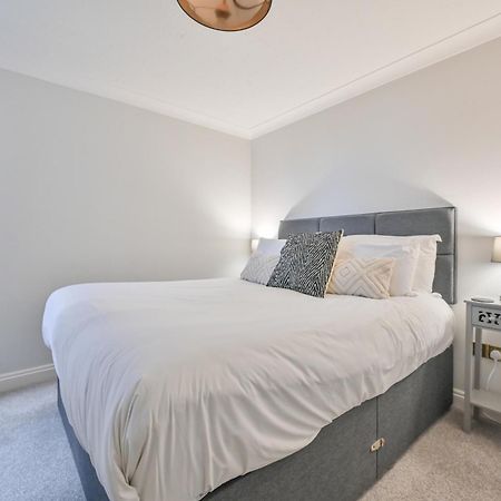 Top Floor Sandbanks Apartment With Free Parking Just Minutes From The Beach And Bars Canford Cliffs 外观 照片