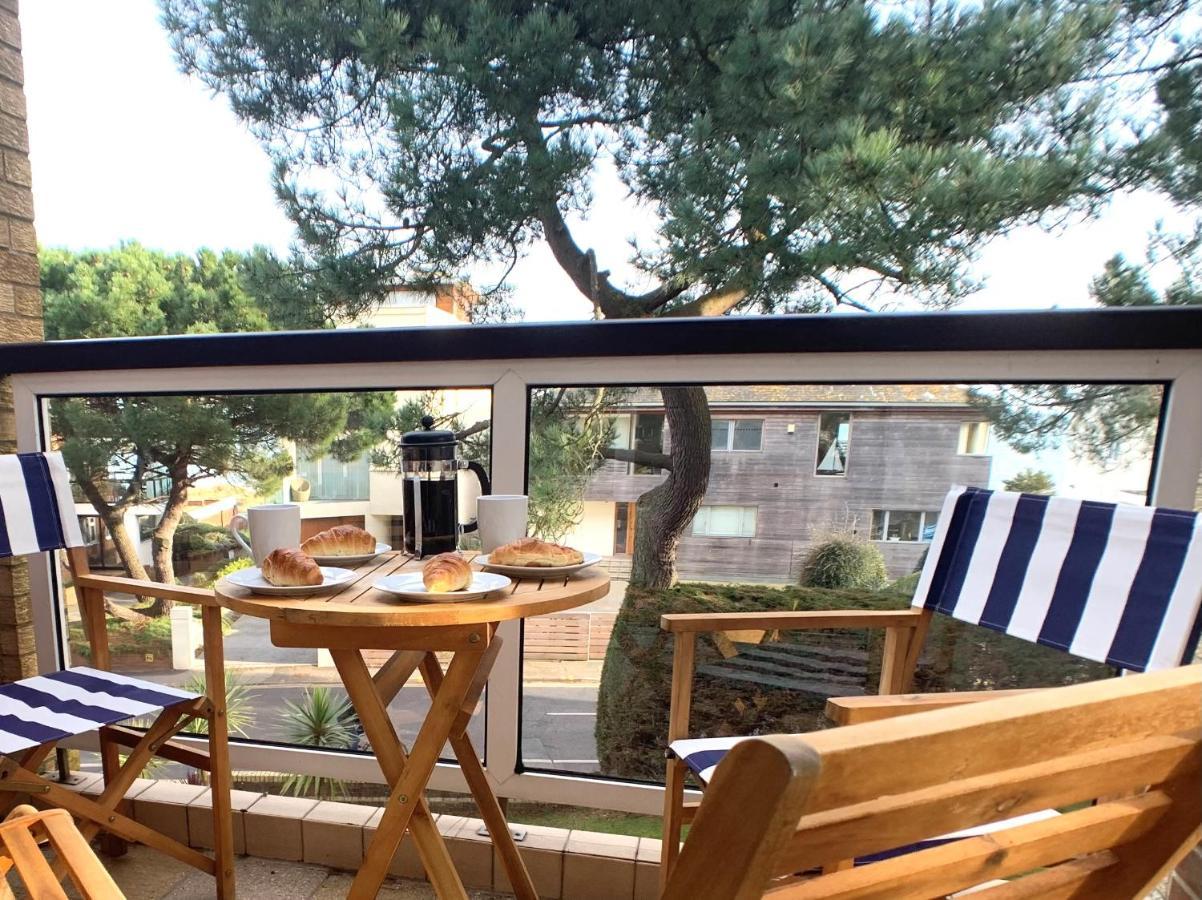Top Floor Sandbanks Apartment With Free Parking Just Minutes From The Beach And Bars Canford Cliffs 外观 照片