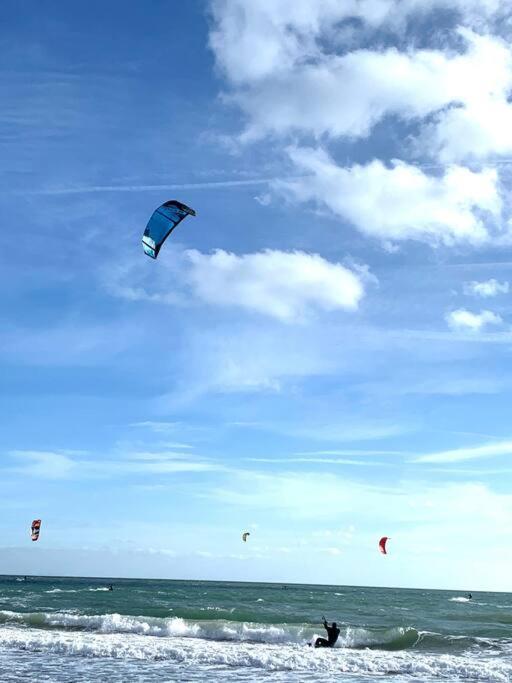 Top Floor Sandbanks Apartment With Free Parking Just Minutes From The Beach And Bars Canford Cliffs 外观 照片