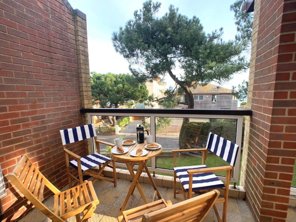 Top Floor Sandbanks Apartment With Free Parking Just Minutes From The Beach And Bars Canford Cliffs 外观 照片