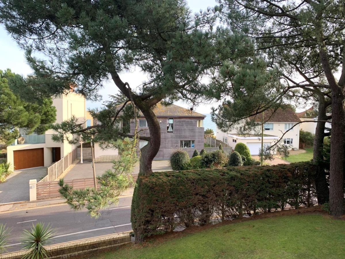 Top Floor Sandbanks Apartment With Free Parking Just Minutes From The Beach And Bars Canford Cliffs 外观 照片