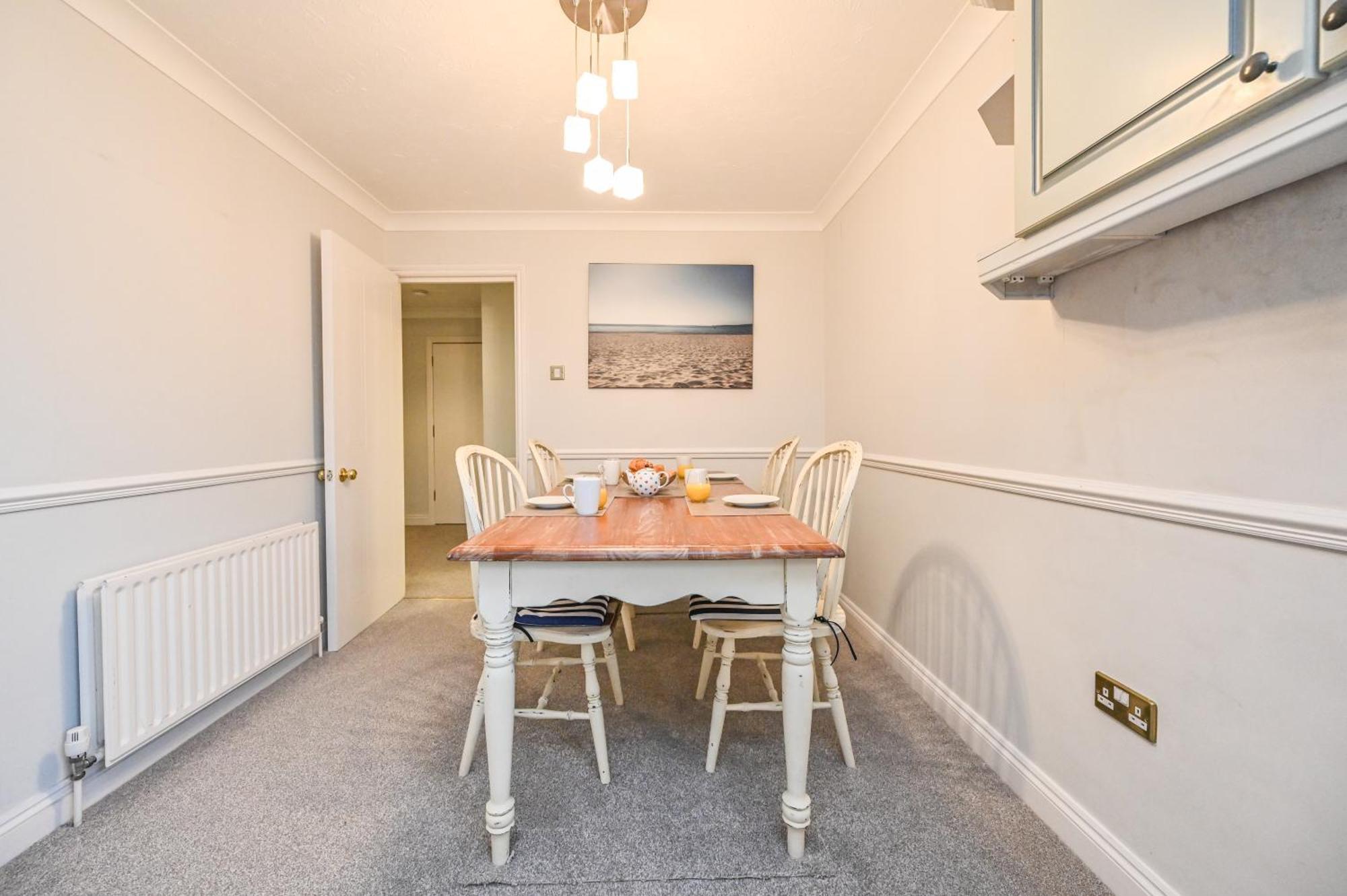 Top Floor Sandbanks Apartment With Free Parking Just Minutes From The Beach And Bars Canford Cliffs 外观 照片