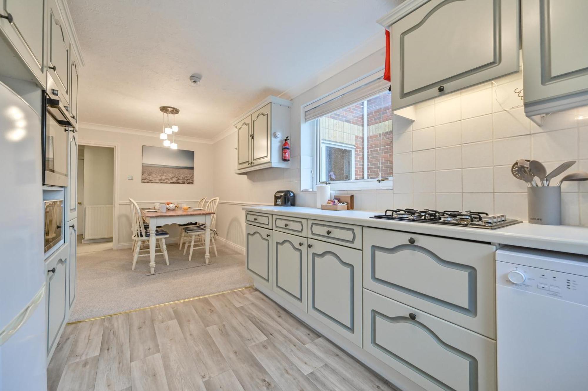 Top Floor Sandbanks Apartment With Free Parking Just Minutes From The Beach And Bars Canford Cliffs 外观 照片