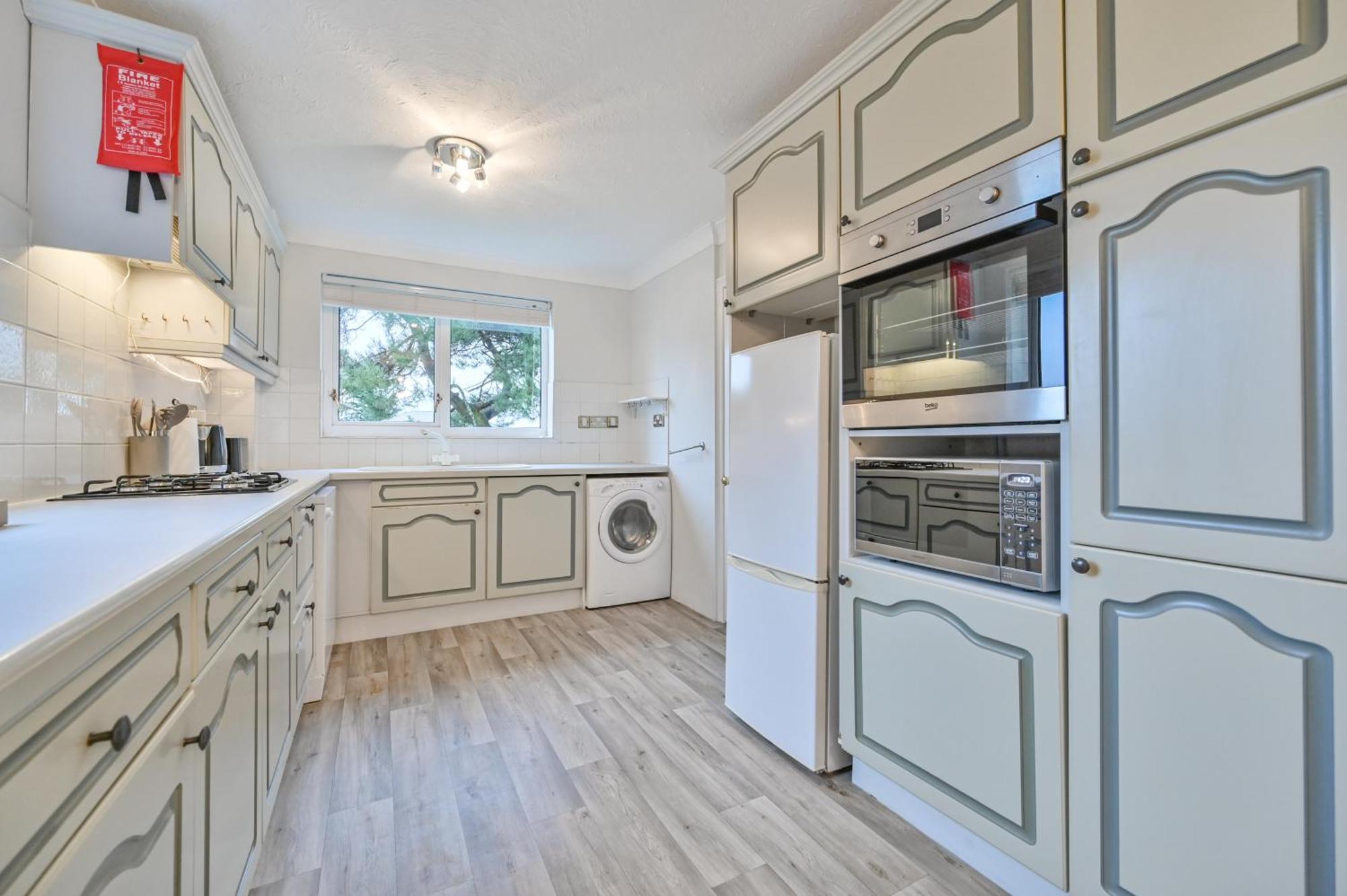 Top Floor Sandbanks Apartment With Free Parking Just Minutes From The Beach And Bars Canford Cliffs 外观 照片