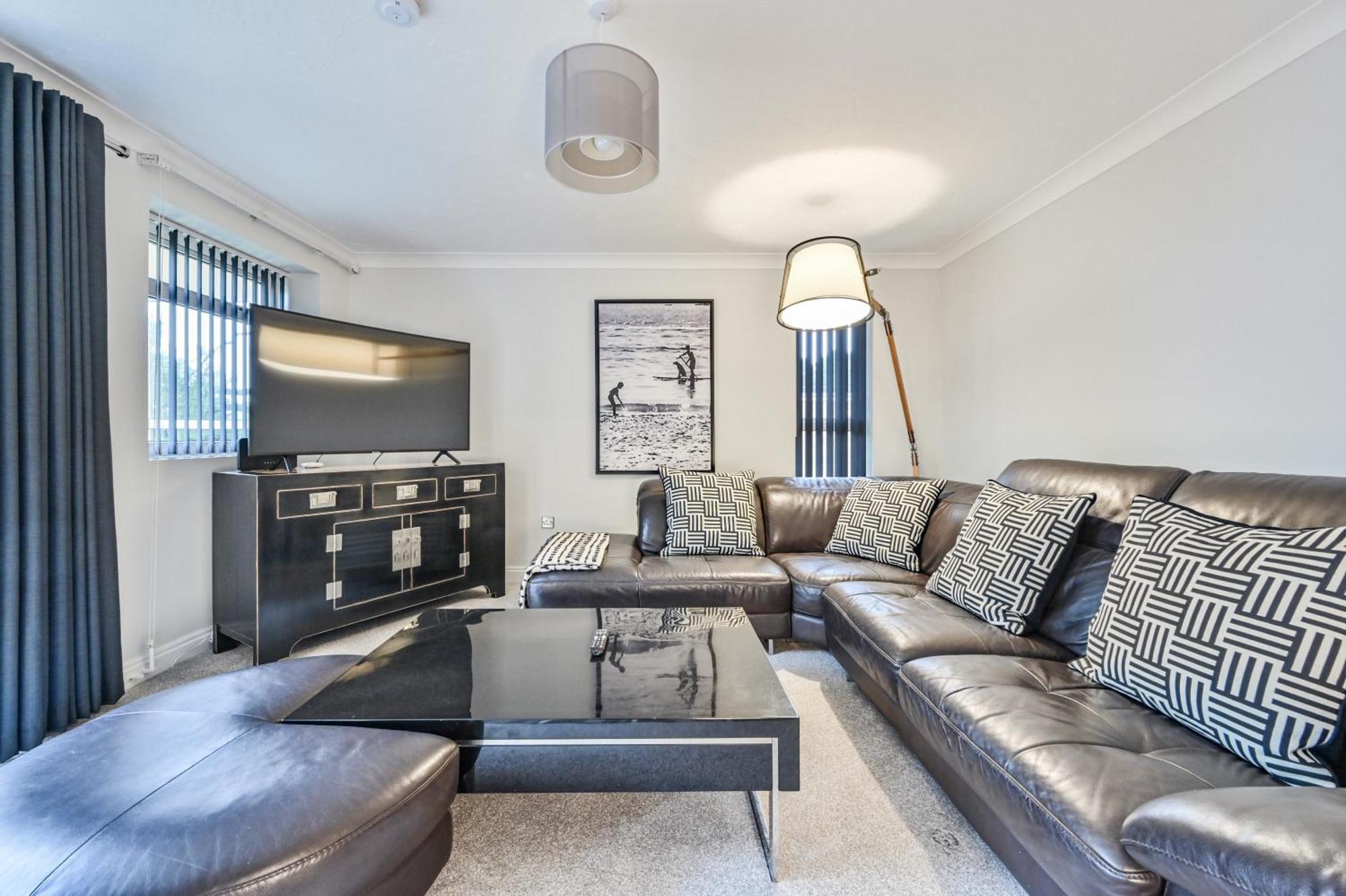 Top Floor Sandbanks Apartment With Free Parking Just Minutes From The Beach And Bars Canford Cliffs 外观 照片