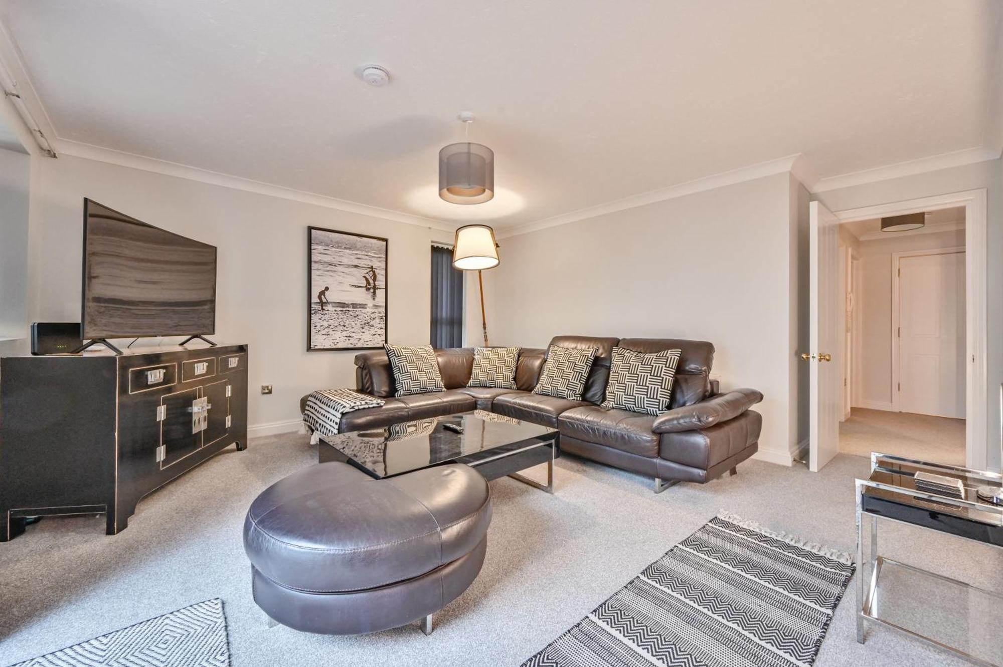 Top Floor Sandbanks Apartment With Free Parking Just Minutes From The Beach And Bars Canford Cliffs 外观 照片