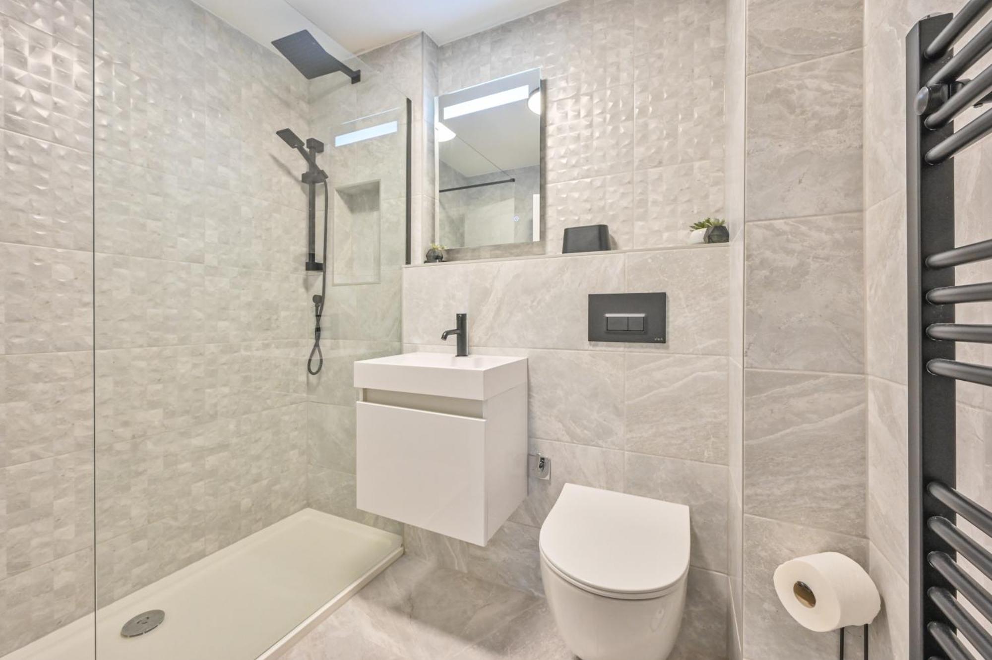Top Floor Sandbanks Apartment With Free Parking Just Minutes From The Beach And Bars Canford Cliffs 外观 照片