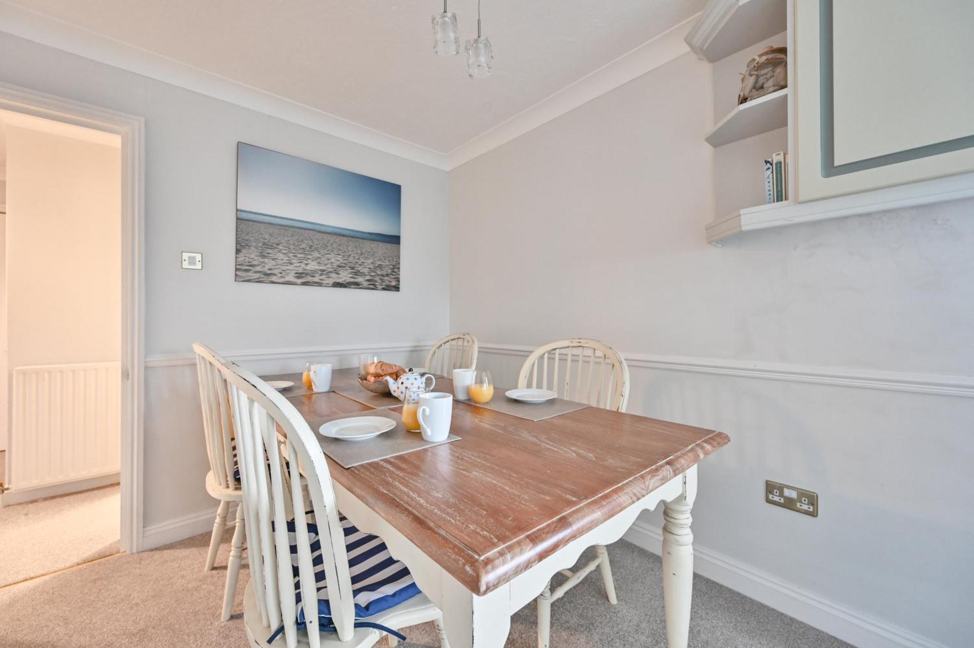 Top Floor Sandbanks Apartment With Free Parking Just Minutes From The Beach And Bars Canford Cliffs 外观 照片