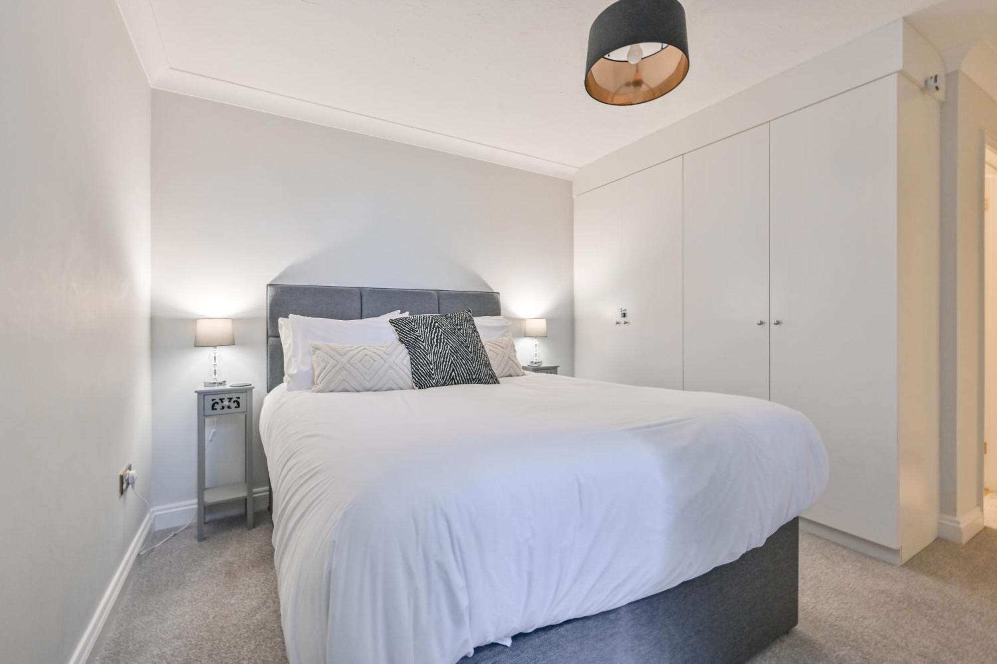 Top Floor Sandbanks Apartment With Free Parking Just Minutes From The Beach And Bars Canford Cliffs 外观 照片