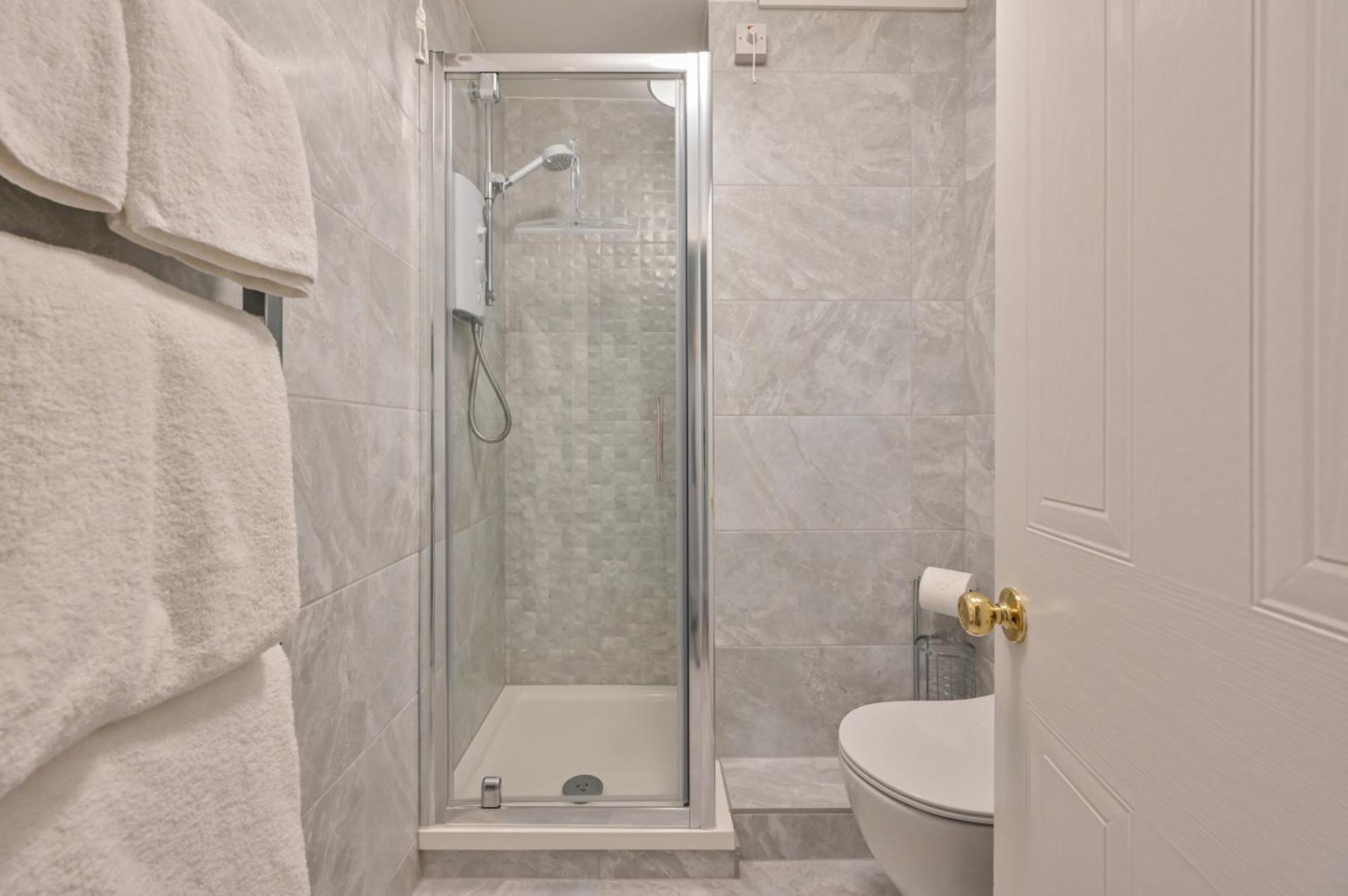 Top Floor Sandbanks Apartment With Free Parking Just Minutes From The Beach And Bars Canford Cliffs 外观 照片