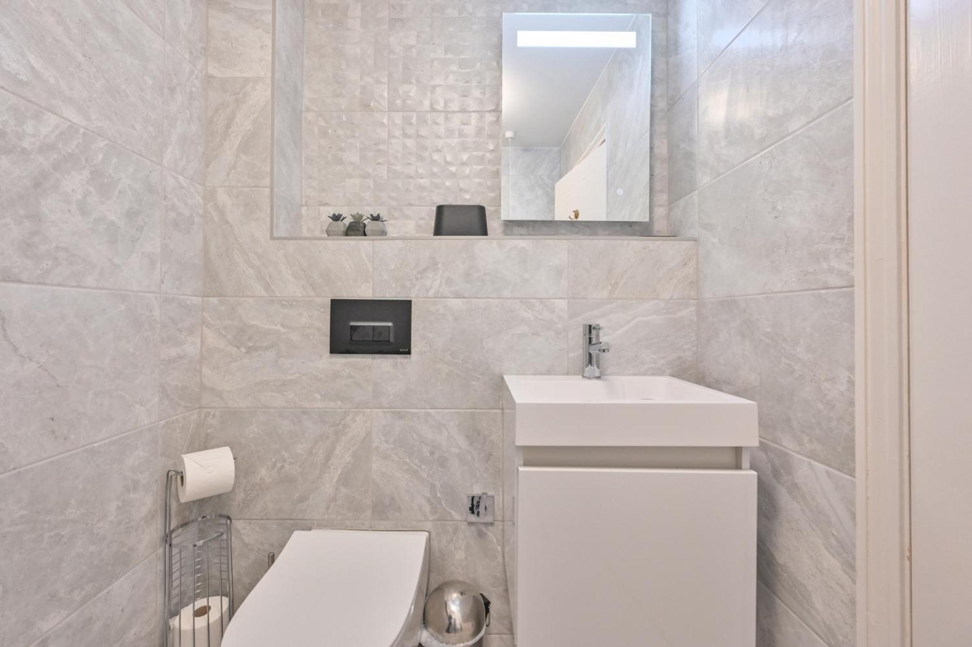 Top Floor Sandbanks Apartment With Free Parking Just Minutes From The Beach And Bars Canford Cliffs 外观 照片