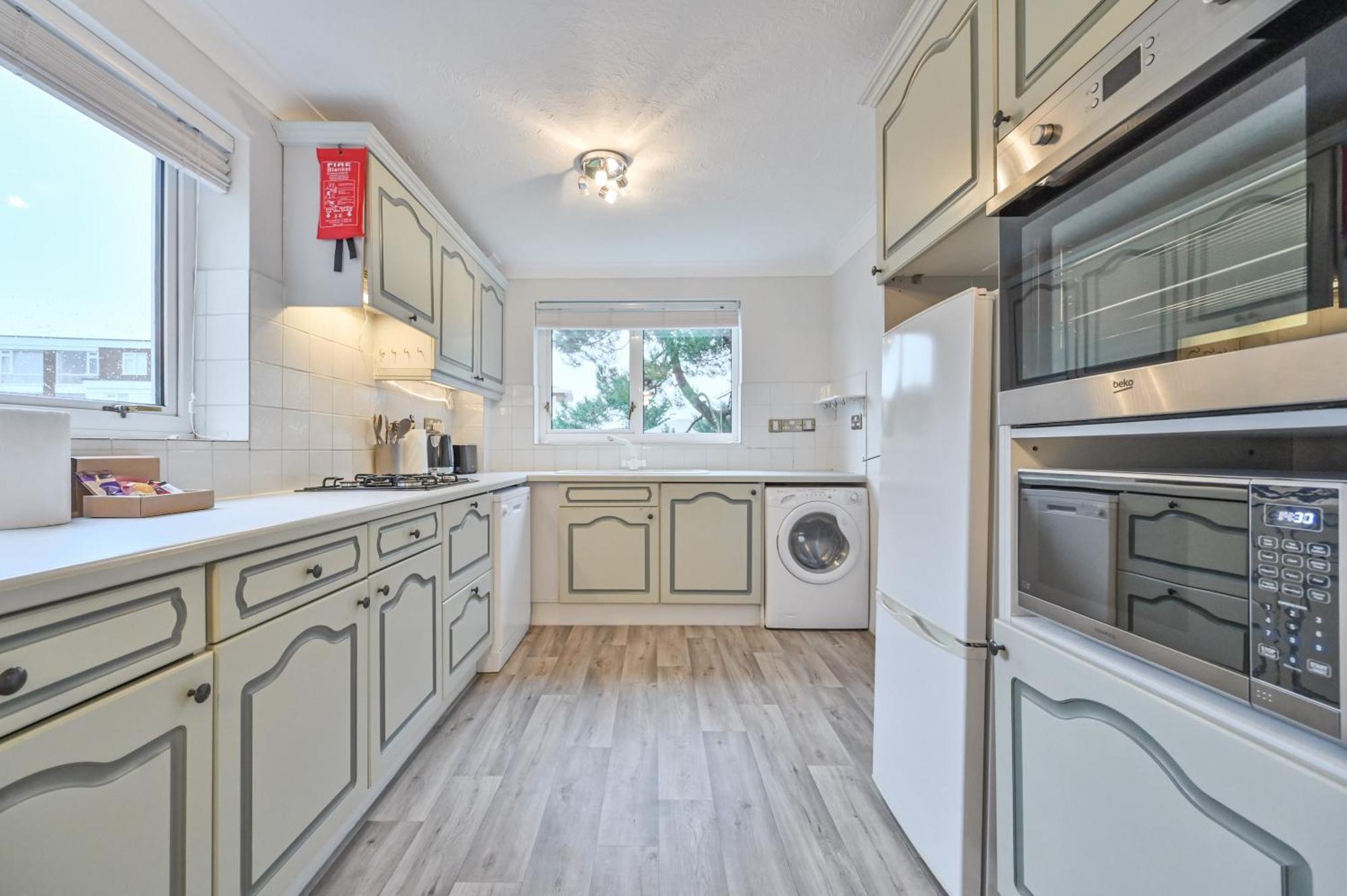 Top Floor Sandbanks Apartment With Free Parking Just Minutes From The Beach And Bars Canford Cliffs 外观 照片