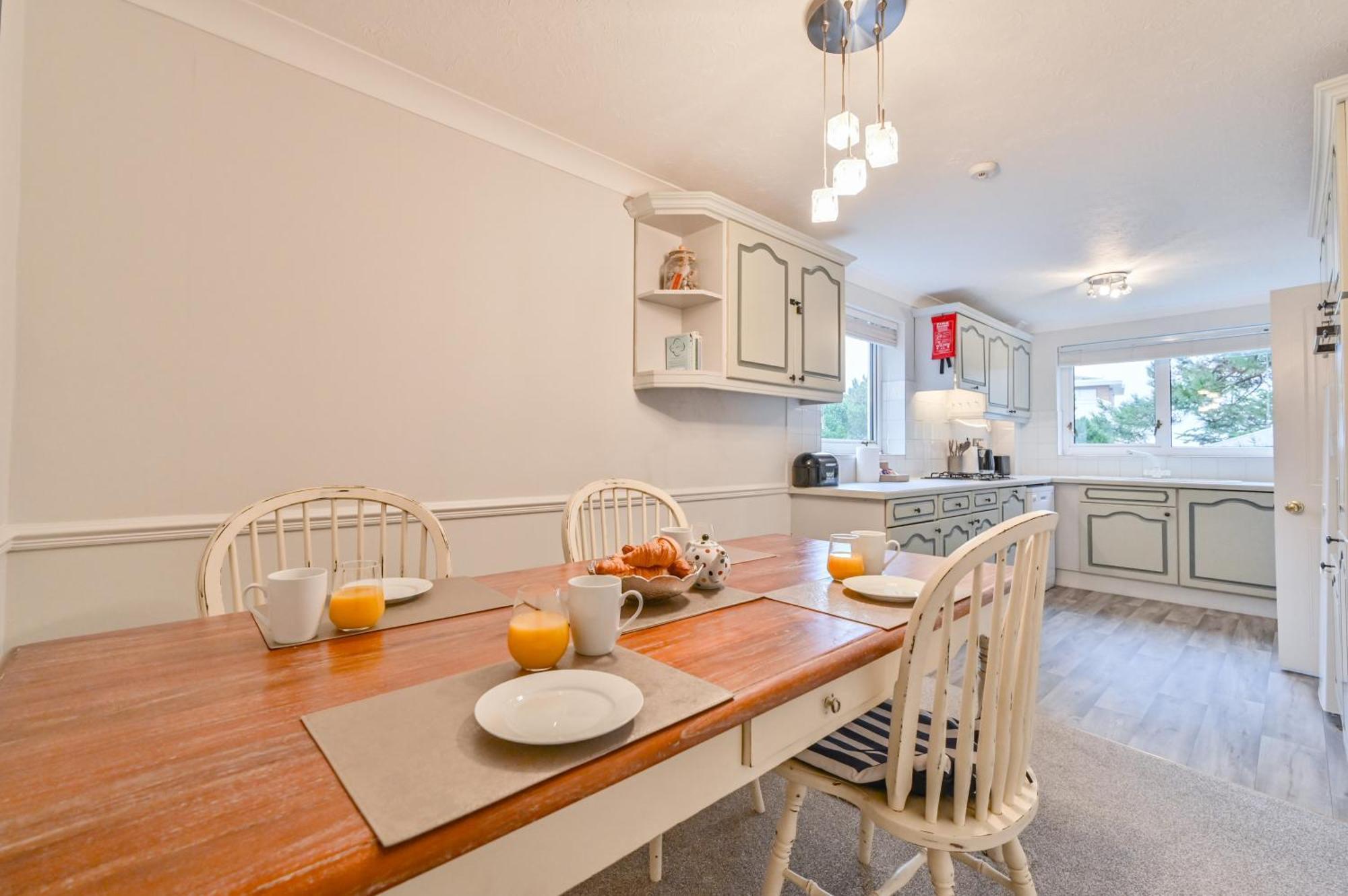 Top Floor Sandbanks Apartment With Free Parking Just Minutes From The Beach And Bars Canford Cliffs 外观 照片